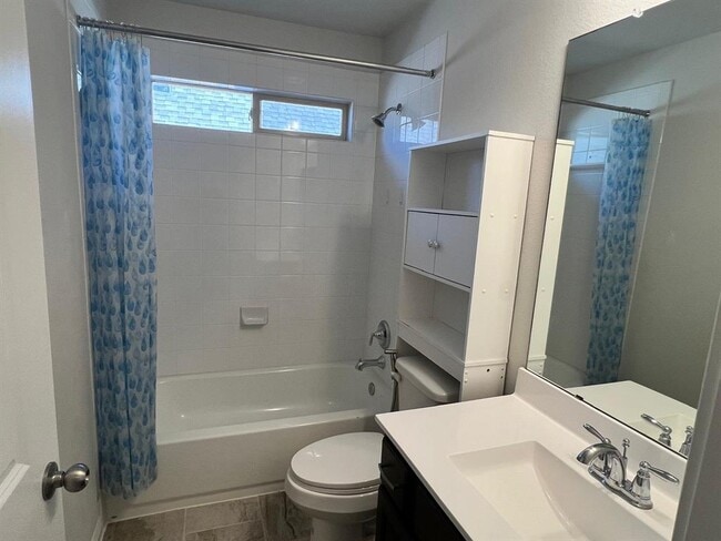 Building Photo - 528 Elm Green St