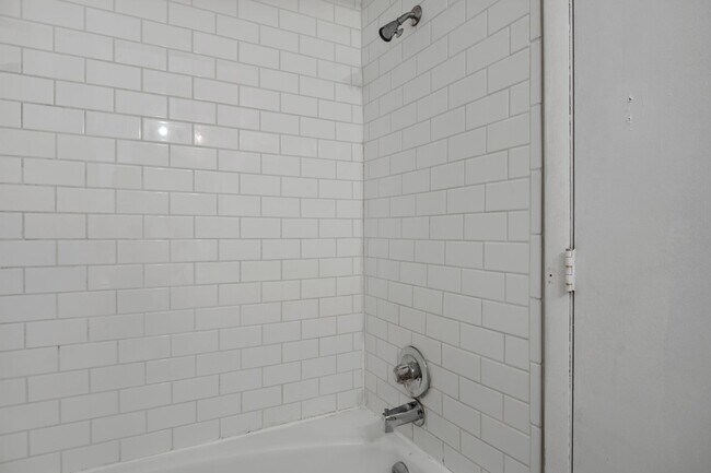 Building Photo - 3 bed/2 bath. Close to Campus. Pet Friendly.