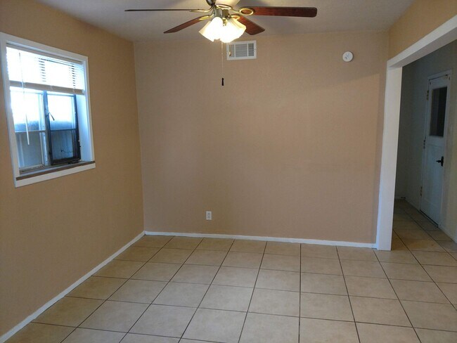 Building Photo - 2610 Azalea St