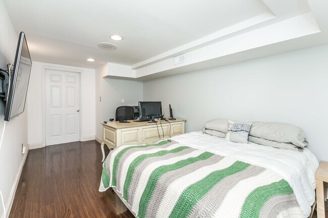 Building Photo - Amazing 3 bed 2 bath with a roof top deck ...