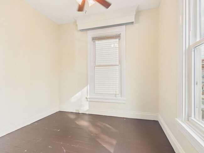 Building Photo - 221 N Spring St