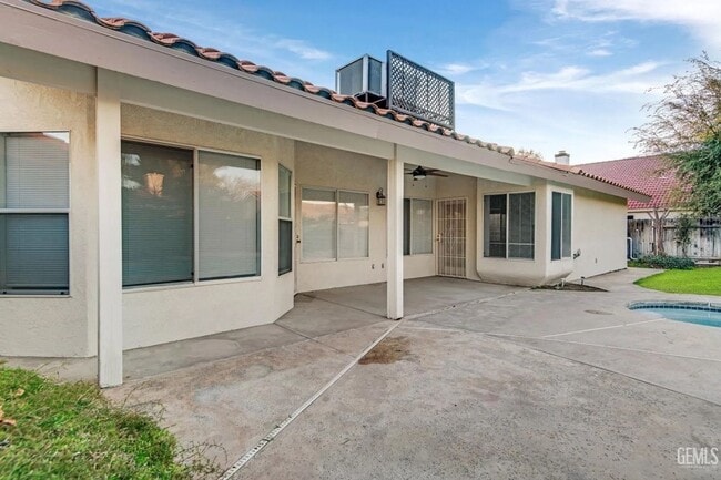 Building Photo - 14004 Las Entradas - Gorgeous NW remodeled...
