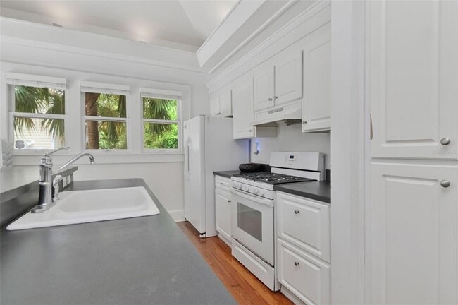 Building Photo - 126 8th Ave NE