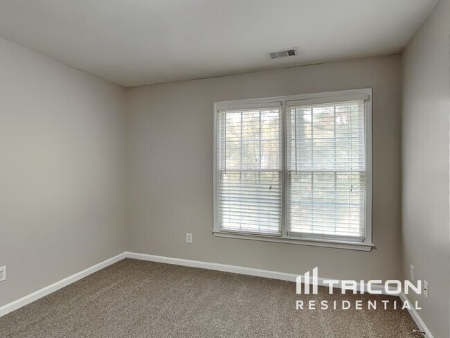 Building Photo - 716 Parkside Dr