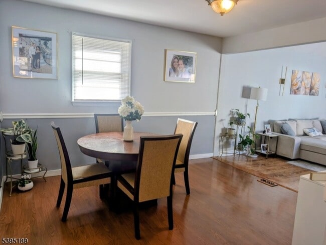 Building Photo - 190 Oak St