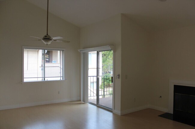 Building Photo - 2-bedroom, 2-bathroom Apartment located in...