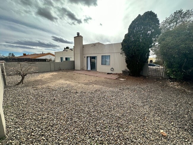 Building Photo - 3 Bedroom 2 Bathroom New flooring