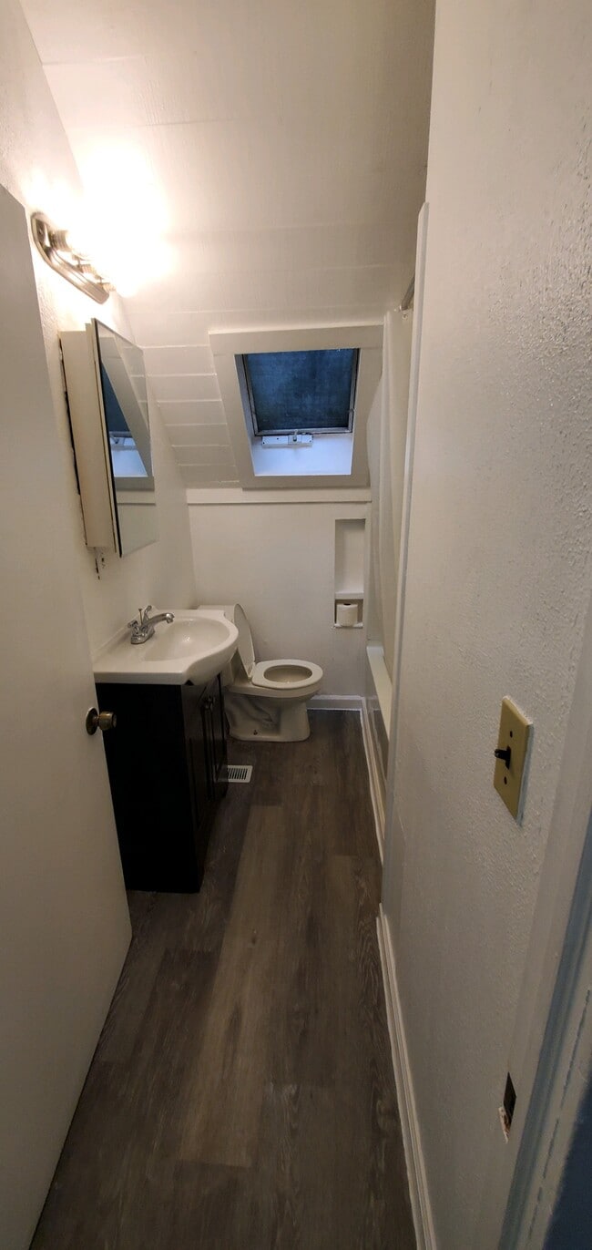 Building Photo - 493 Williams St