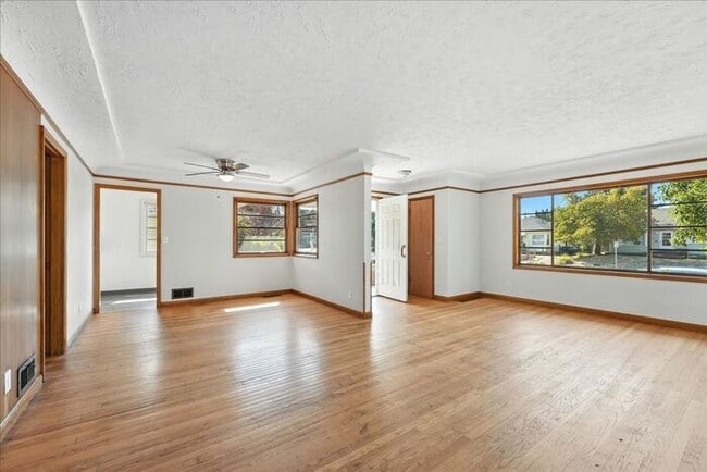 Building Photo - Spacious, Newly Renovated 5-Bedroom Home N...