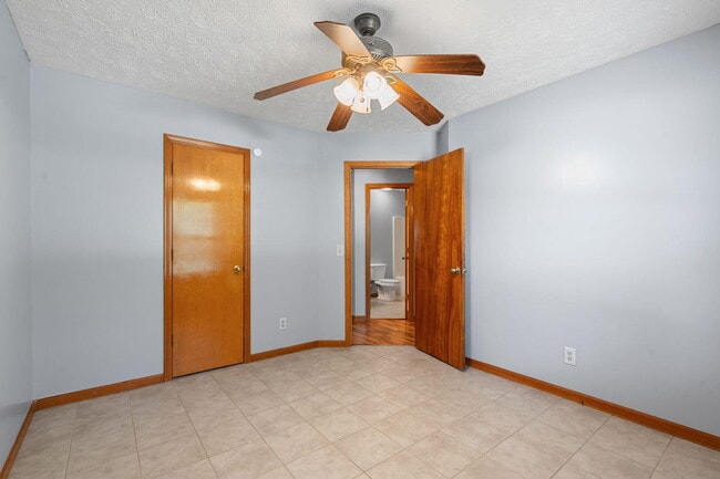 Building Photo - 303 S Suburban Ave