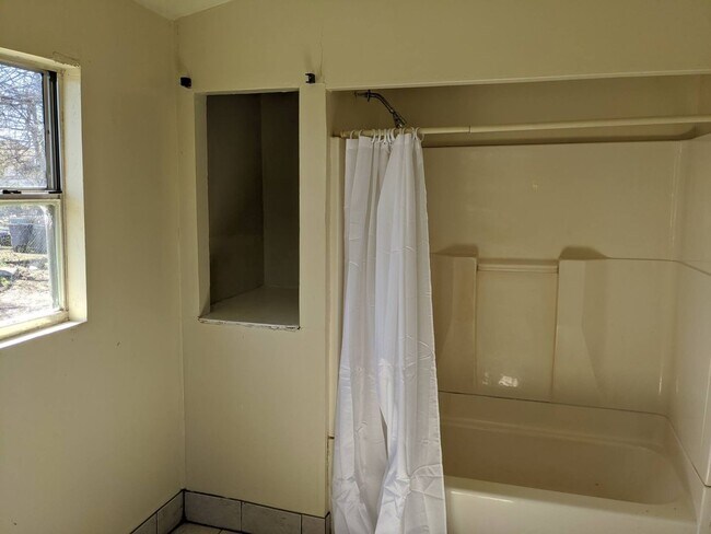 Building Photo - A wonderful large and convenient home for rent