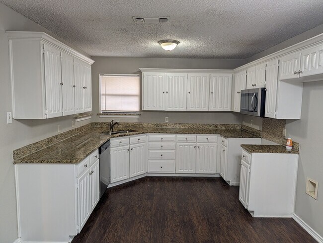 Building Photo - 1909 Willow Vale Dr