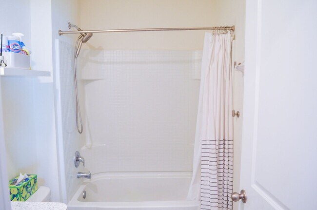 Building Photo - 5 Bedroom 3 Bath in Avalon Woods in Newberry