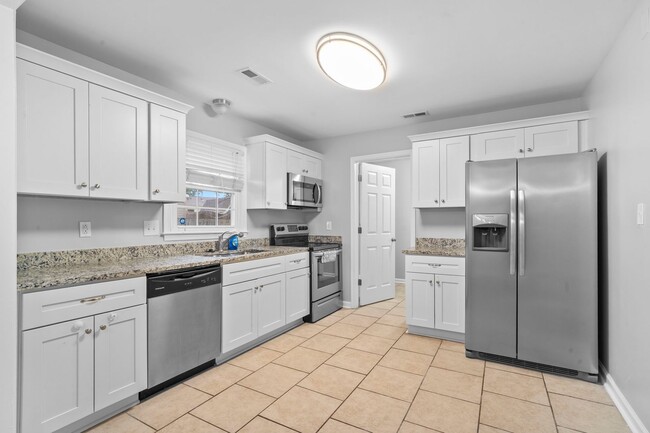 Building Photo - Newport News Rancher 3 BR 2 BA Culd-de-sac