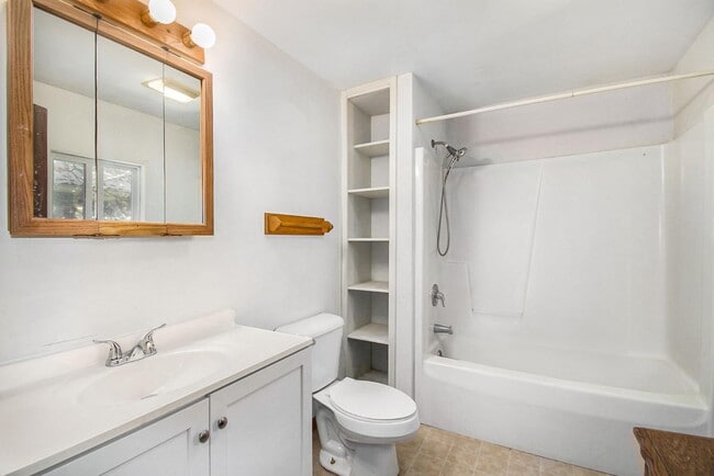 Building Photo - 528 Avon St