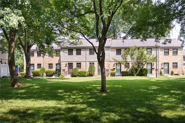 Building Photo - 17 Chartwell Ct