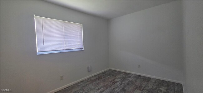 Building Photo - 933 SE 23rd Pl