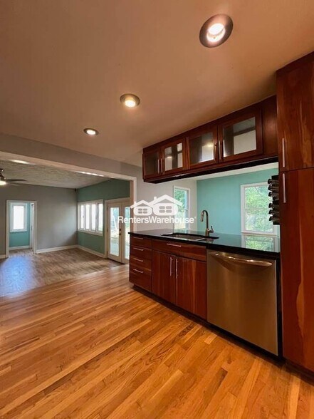 Building Photo - 1704 Belle Isle Cir NE
