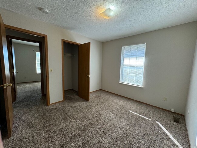 Building Photo - 2 Bed | 1 Bath | 1 Car Garage! 900 sqft ho...