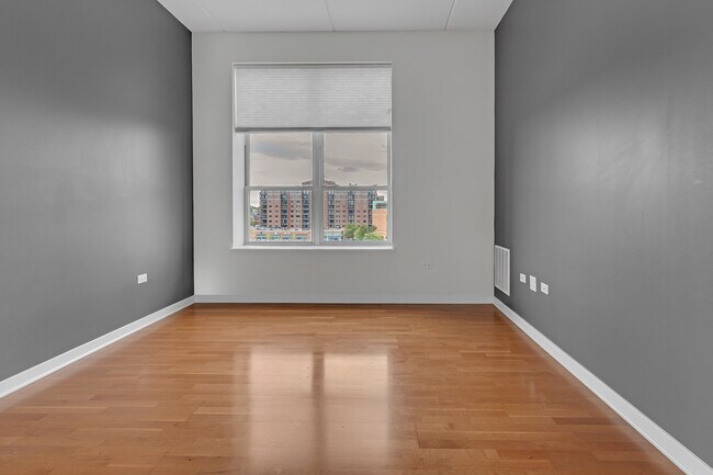 Building Photo - 647 Metropolitan Way