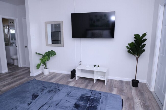 Building Photo - 1109 SW 37th Ave