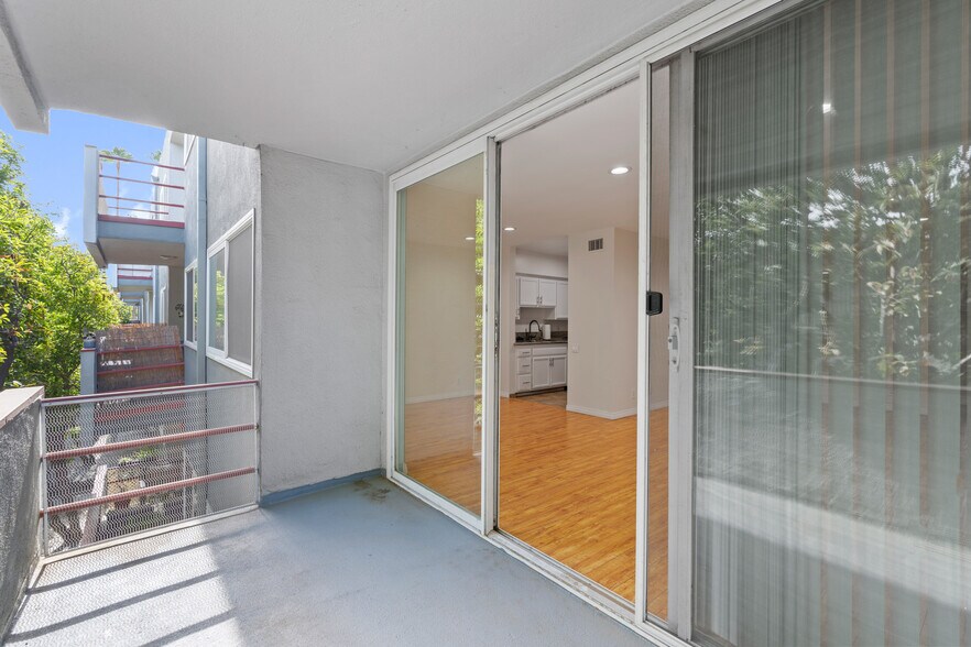 balcony - 4915 Tyrone Ave