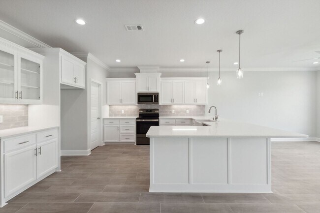 Building Photo - Resort Style living, minutes to town!