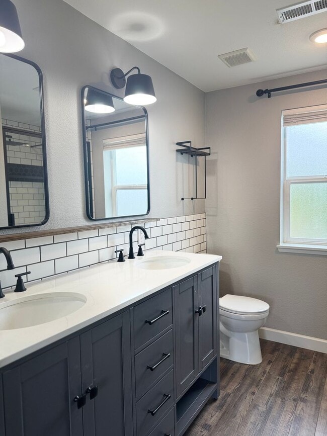 Building Photo - Beautifully Upgraded 3-Bedroom Home on a S...