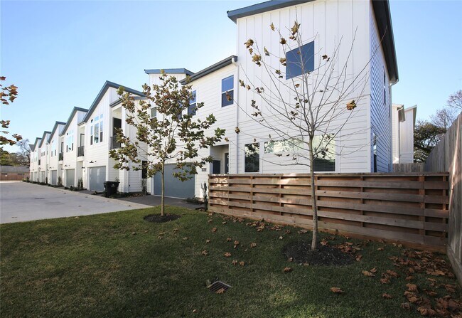 Building Photo - 506 W Donovan St