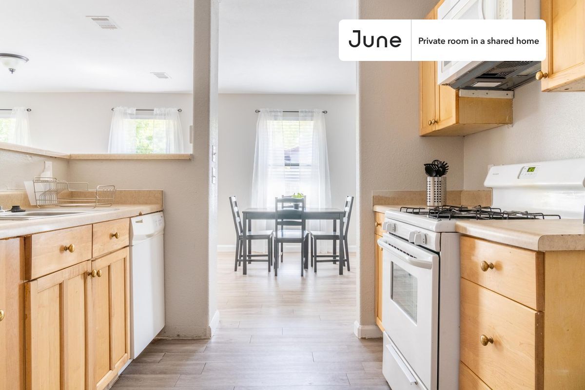 Building Photo - Room in Shared 3 bed/2 bath home