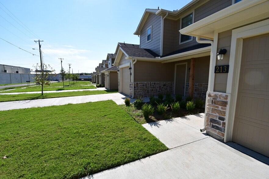 Building Photo - 237 W Forest Ave