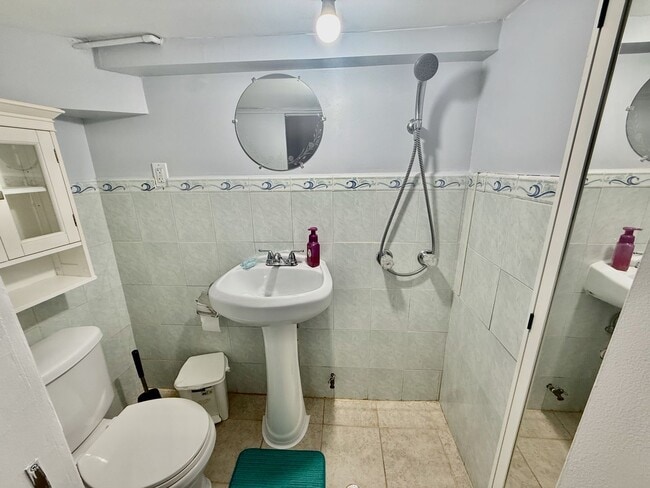 Building Photo - SPACIOUS & MODERN 3 BED/1.5 BA HOUSE w/ Central AC-HARDWOOD Flooring-WASHER/DRYER & Rear PATIO in...