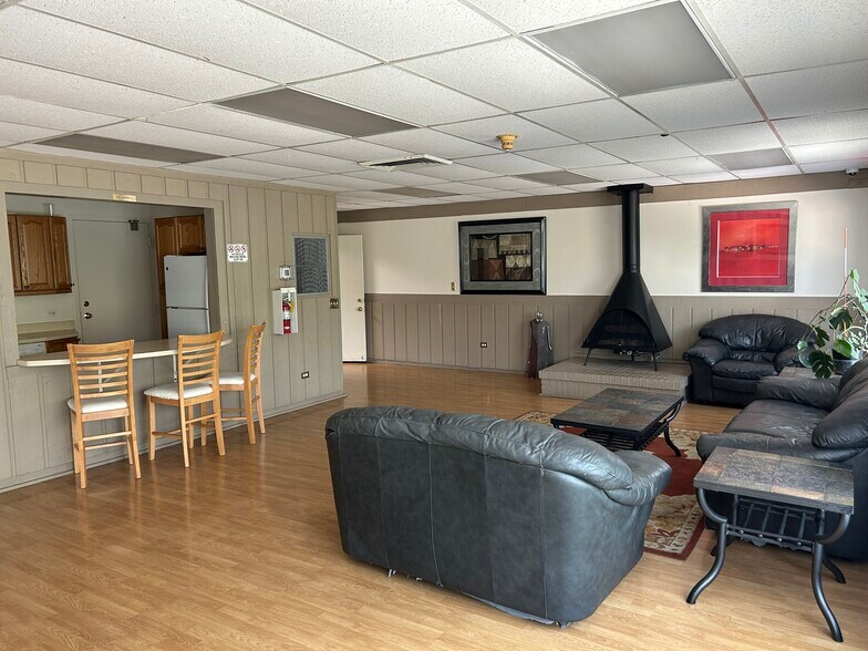 Building Photo - 9S120 Lake Dr