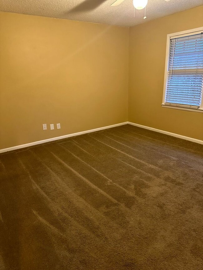 Building Photo - 2 bedroom 1.5 bath condo now available for rent in Dalton, GA