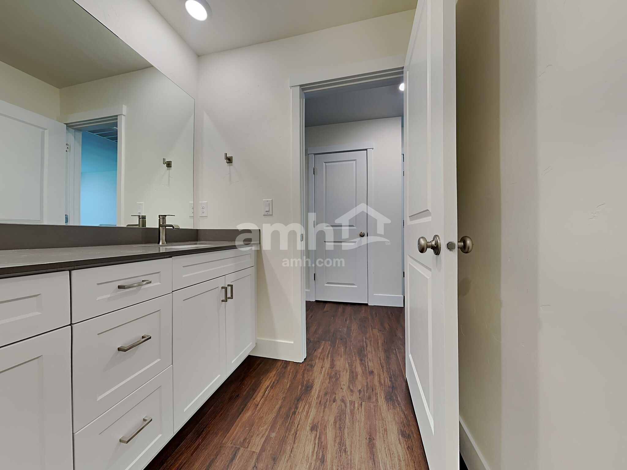 Building Photo - 937 Moorside Ave