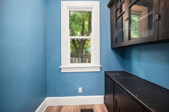 Building Photo - Centrally Located Home With Unbelievable C...