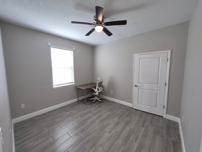 Building Photo - 642 Desmoines Ct