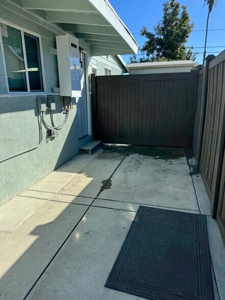 Building Photo - 9862 Orangewood Ave