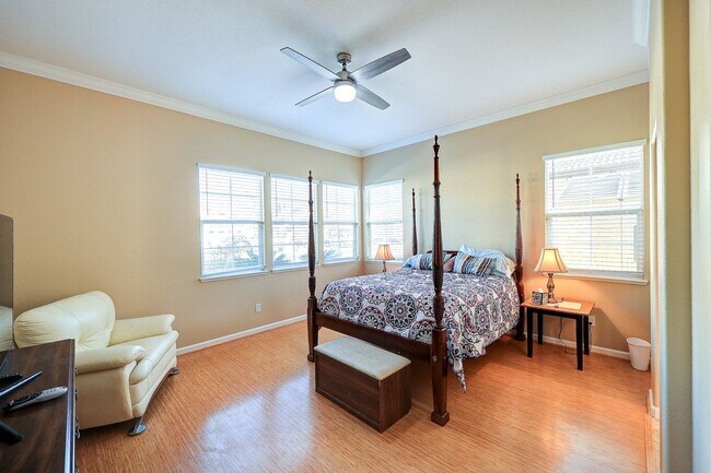 Building Photo - OPEN FLOOR PLAN WITH SIDEYARD PARKING AND ...