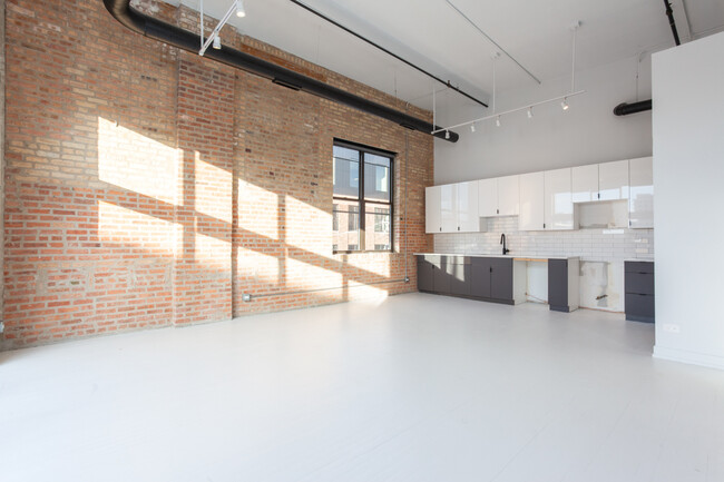 Building Photo - Soho Loft style units in Fulton Market!