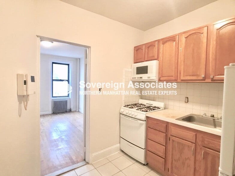 Building Photo - 405 W 49th St