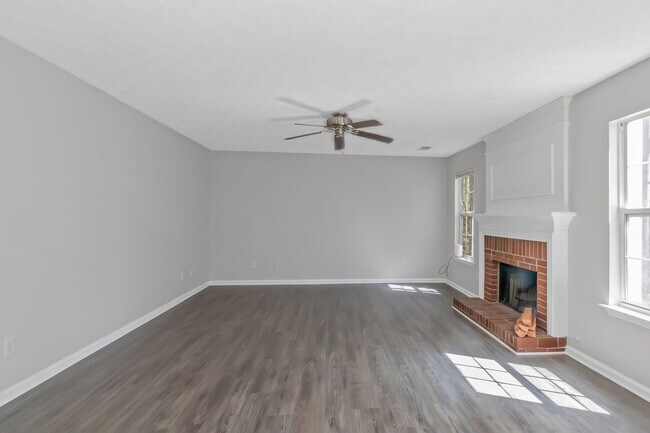 Building Photo - Spacious and inviting