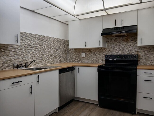 Building Photo - 1300 St Charles Pl