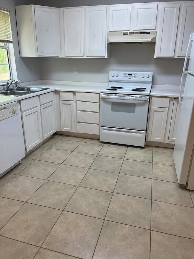 Building Photo - 3 Bedroom 2.5 Bathroom