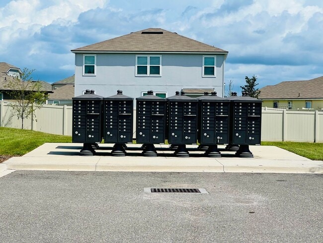 Building Photo - Available 11/1/24 Three bedroom two bath h...