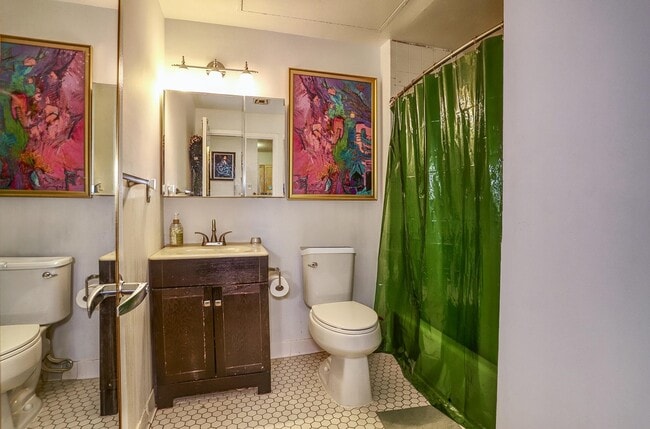 Building Photo - 1034 Clinton St