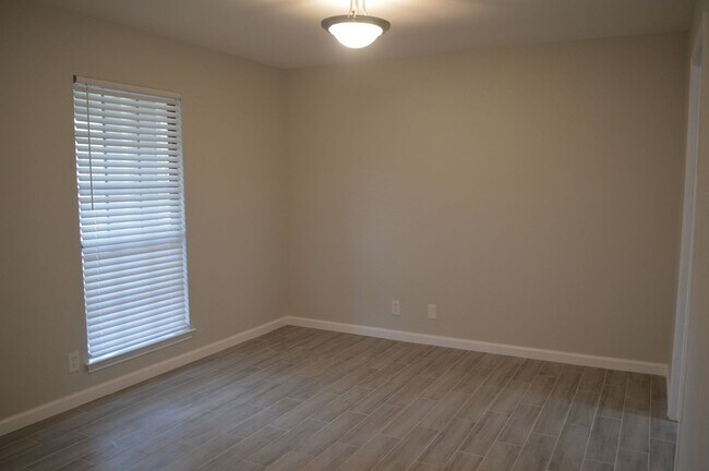 Building Photo - Gorgeous, Spacious 4 bed 2 bath