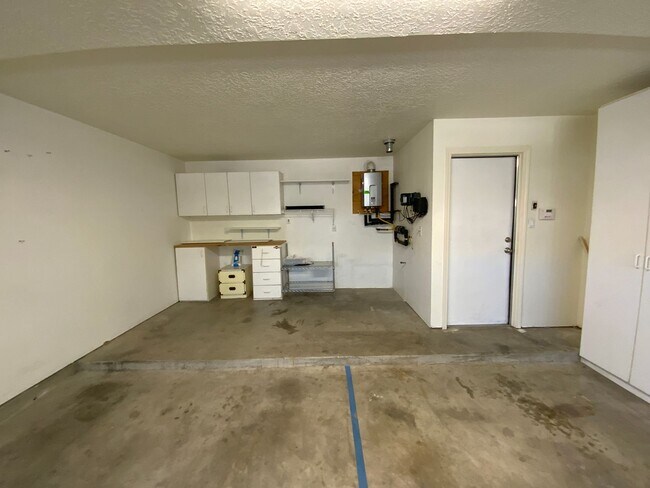Building Photo - 3 Bedroom Home Available Near Golf Course ...