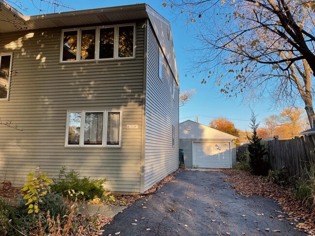 Building Photo - 2110 Swan Ln