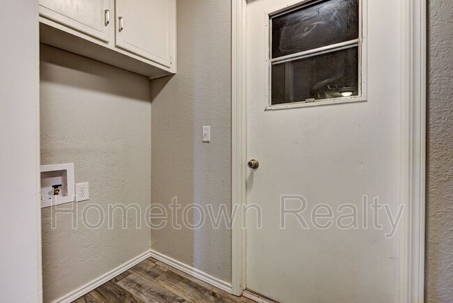 Building Photo - 606 Oak Creek Dr